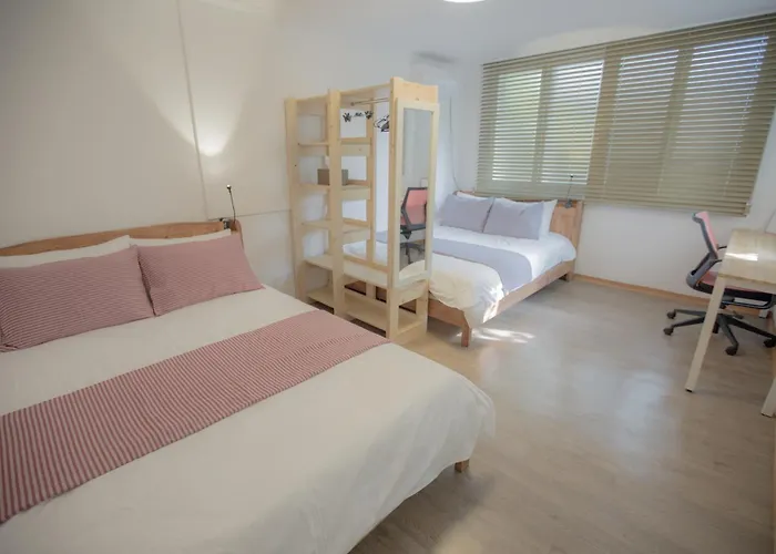 Hongdae Cozy 3-bedroom With Garden - 5 Min To Subway *