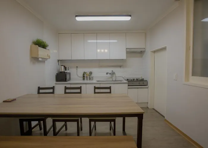 Hongdae Cozy 3-bedroom With Garden - 5 Min To Subway *